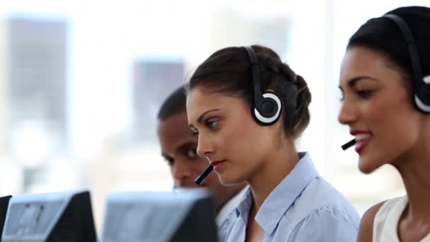 Agentes de centros de llamadas que trabajan en su oficina — Vídeos de Stock