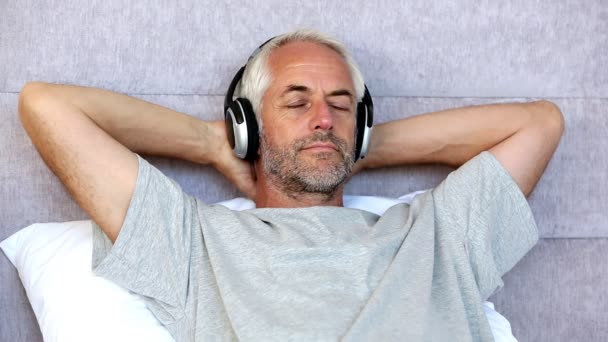 Homem relaxante enquanto ouve música — Vídeo de Stock