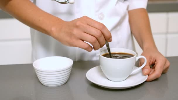 Hand roeren kopje koffie — Stockvideo