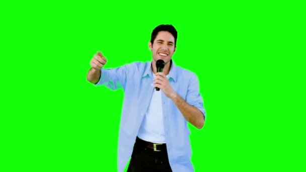 Hombre cantando en el micrófono en la pantalla verde — Vídeos de Stock