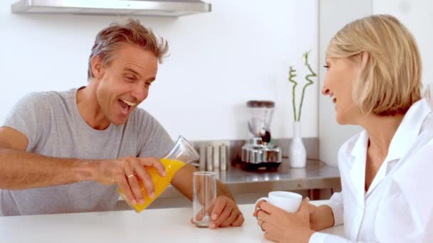 Hombre alegre vertiendo jugo de naranja — Vídeos de Stock