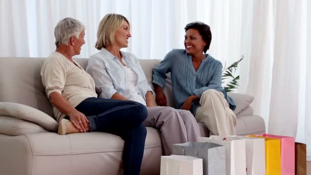 Amigos maduros conversando no sofá — Vídeo de Stock