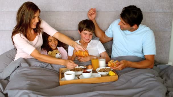 Familjen äter frukost på sängen — Stockvideo