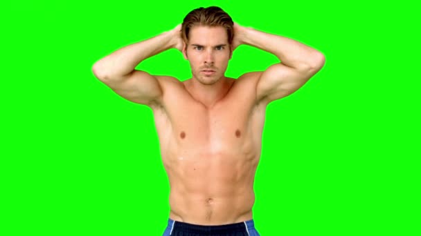 Homem sem camisa músculos flexores — Vídeo de Stock