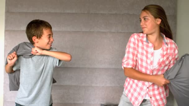 Broers en zussen hebben een kussengevecht — Stok video