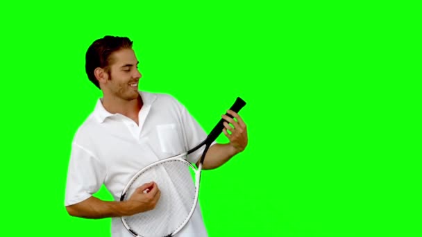 Теннисист использует ракетку в качестве гитары — стоковое видео