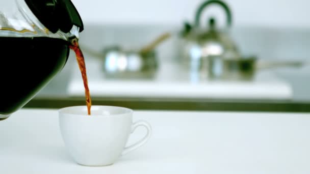 Καφέ χύνονται σε φλιτζάνι του καφέ — Αρχείο Βίντεο