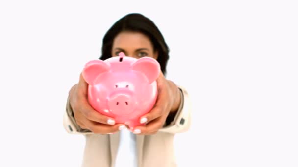 Zakenvrouw weergegeven piggy bank naar de camera: — Stockvideo