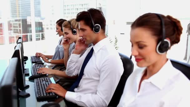 Agentes de call center sorridentes com fone de ouvido — Vídeo de Stock