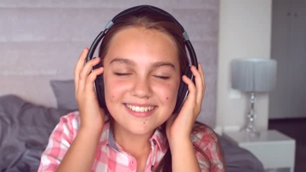 Chica escuchando música con auriculares — Vídeo de stock