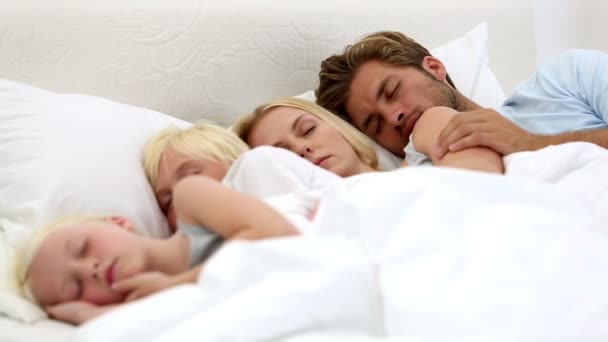 Rodiče a děti spí spolu — Stock video
