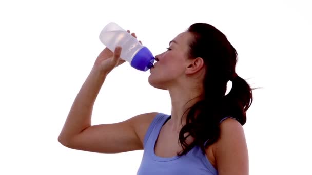 Mujer bebiendo agua en la playa — Vídeo de stock