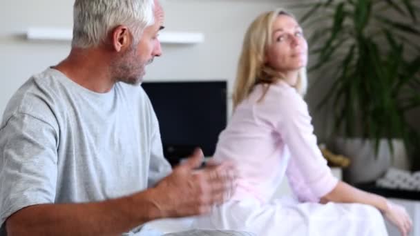 Ouder paar ruzie met elkaar — Stockvideo