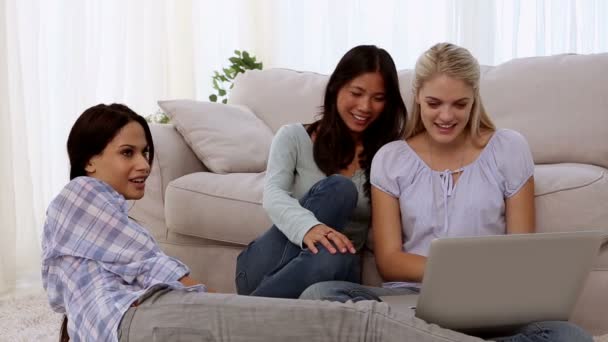 Amigos divirtiéndose juntos con un portátil — Vídeos de Stock