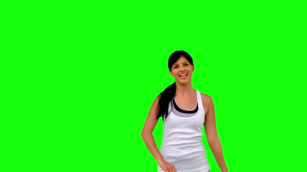 Kvinna i sportkläder stretching hennes armar på grön skärm — Stockvideo