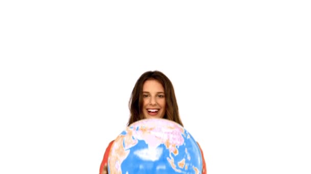 Femme jetant un globe sur fond blanc — Video