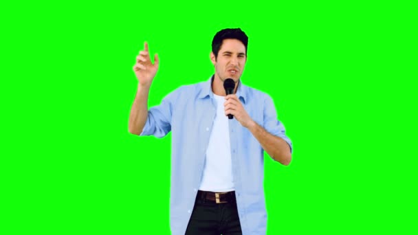 Человек поет в микрофон и танцует на зеленом экране — стоковое видео