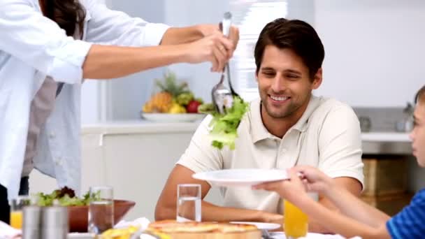 Madre sirviendo ensalada en la cena — Vídeos de Stock