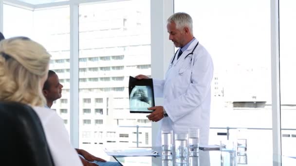 Equipo médico mirando radiografía — Vídeo de stock