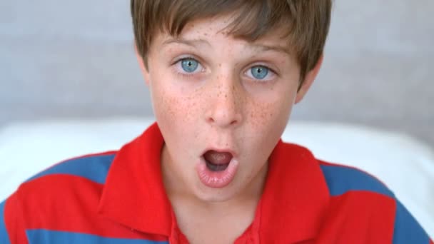 Überrascht blauäugiger Junge, der seinen Mund öffnet — Stockvideo