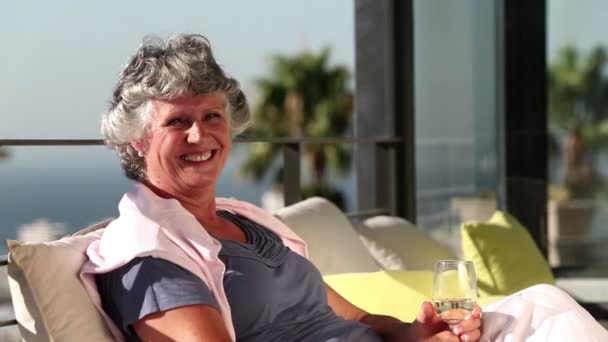 Volwassen vrouw die lacht op camera op balkon — Stockvideo