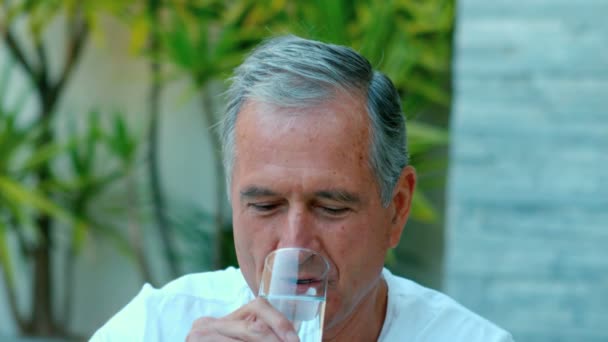 Homme retraité boire de l'eau à l'extérieur — Video