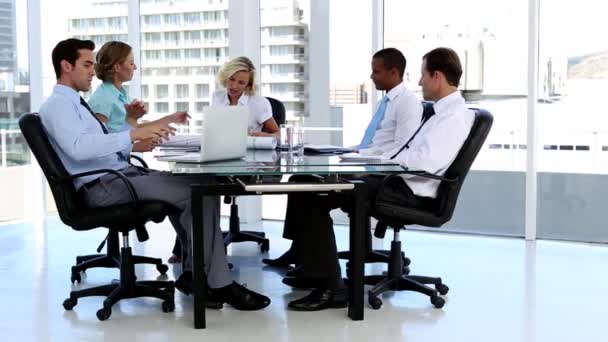 Equipe de negócios falando em torno de uma mesa — Vídeo de Stock