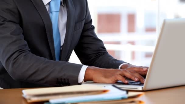 Businessman working on his laptop — Stock Video