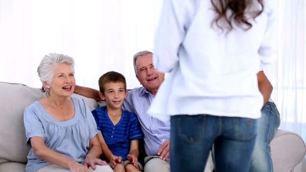 Ouders en grootouders jongens verjaardag vieren — Stockvideo
