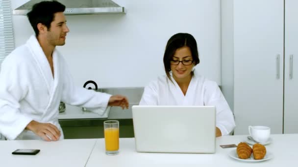 Man zijn vriendin zoenen terwijl ze is een ontbijten — Stockvideo