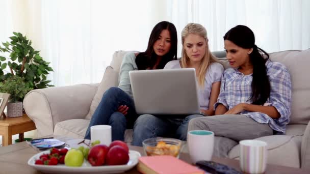 Vrienden wijzen en kijken naar laptop — Stockvideo