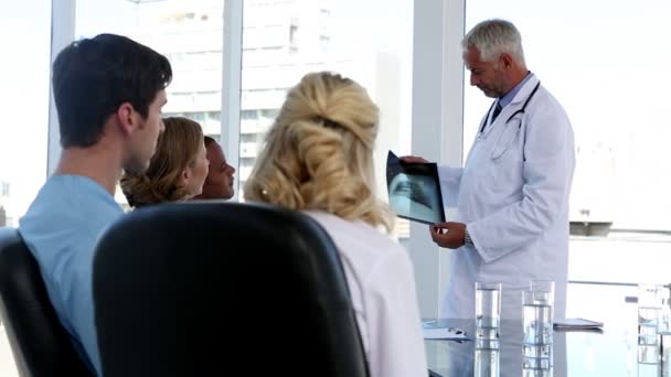 Equipo médico mirando rayos X — Vídeos de Stock