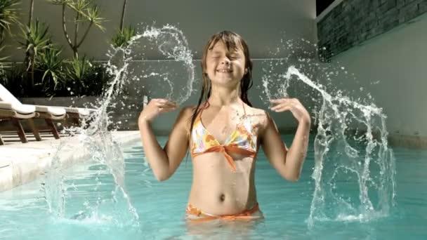 若い女の子が彼女の頭の中で水しぶき — ストック動画