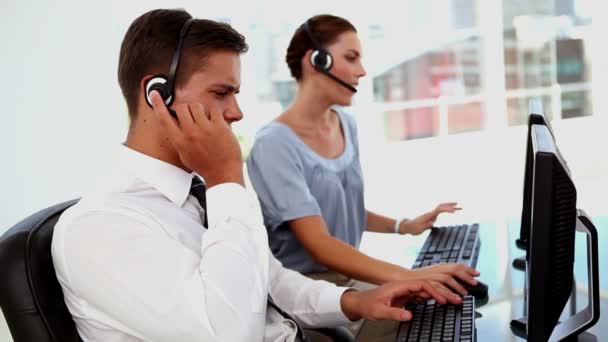 商务男人和女商人，在一个电话中心 — 图库视频影像