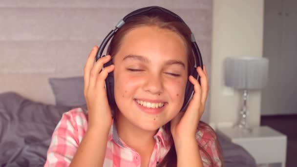 Дівчина слухає музику з навушниками — стокове відео