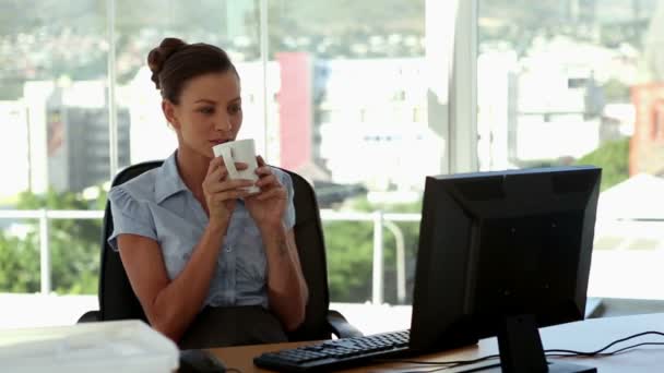 Femme d'affaires buvant une tasse de thé — Video