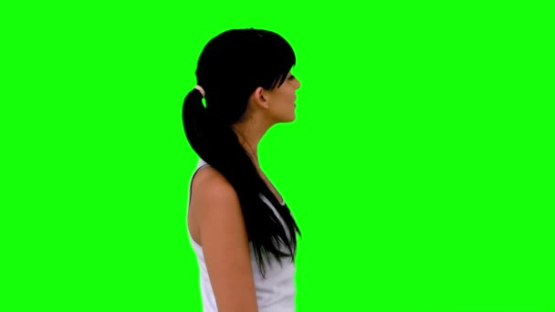 緑色の画面に対して彼女の髪を投げ運動の女性 — ストック動画