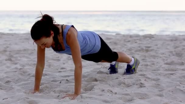 Mujer haciendo ejercicio en la playa — Vídeo de stock