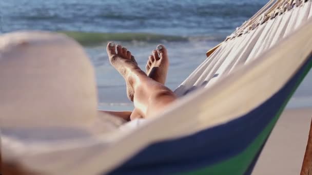 Mujer relajándose en la playa en una hamaca — Vídeos de Stock