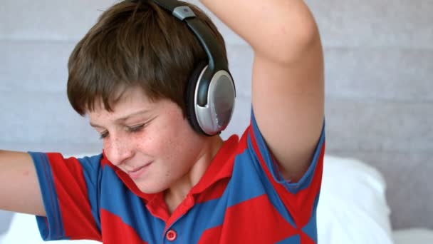 Niño disfrutando de la música con auriculares — Vídeo de stock