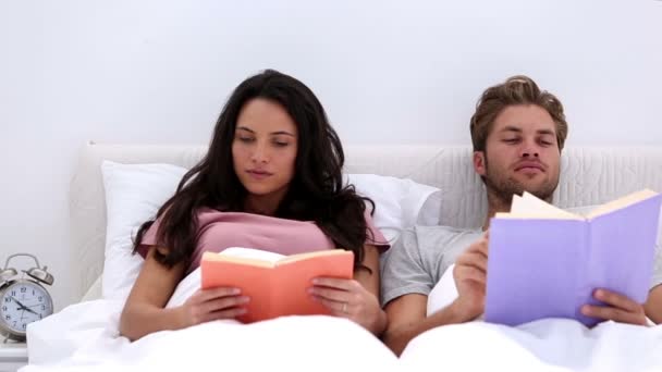 Pareja leyendo libros — Vídeo de stock