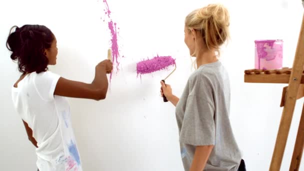 Dos mujeres pintando en pared blanca — Vídeos de Stock