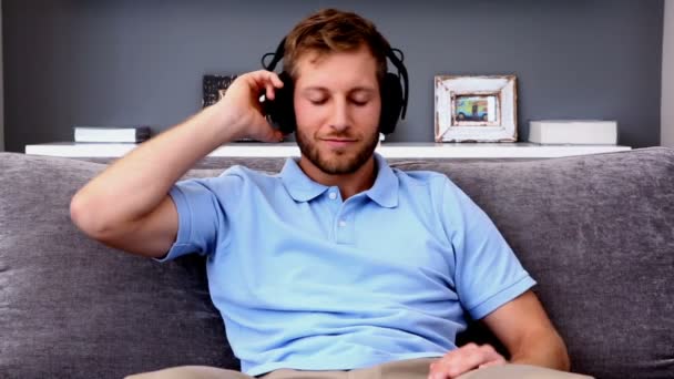 Homme écoutant de la musique et relaxant — Video