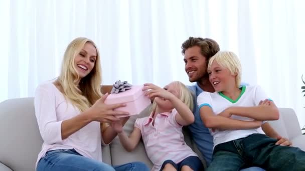 Familia dando a la madre un regalo rosa que es una bufanda — Vídeo de stock