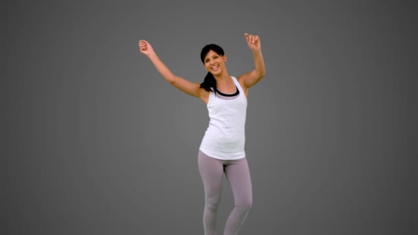 Ajuste morena dançando e sorrindo — Vídeo de Stock