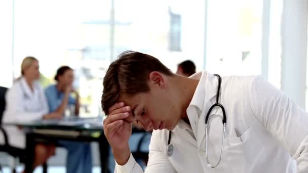 Mladí starosti doktor držel za hlavu — Stock video