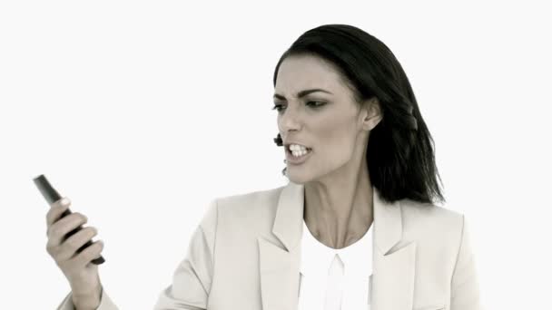 Affärskvinna skrikande ner sin mobiltelefon i svart och vitt — Stockvideo