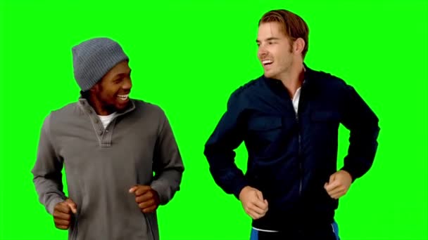 Dos hombres corriendo en pantalla verde — Vídeos de Stock