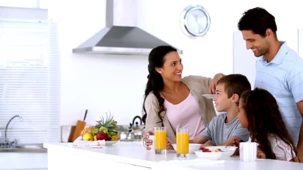 Familie frühstückt zusammen — Stockvideo