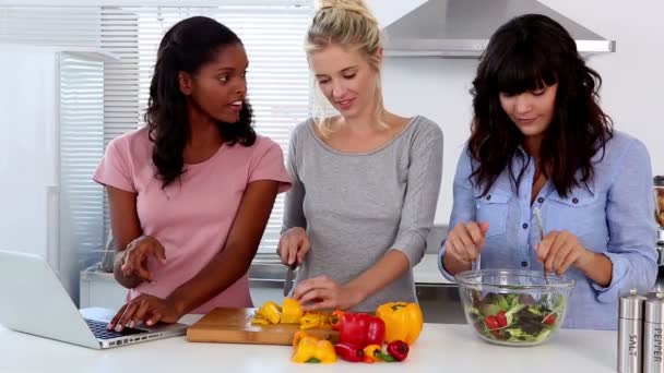 Amigos seguindo uma receita online — Vídeo de Stock